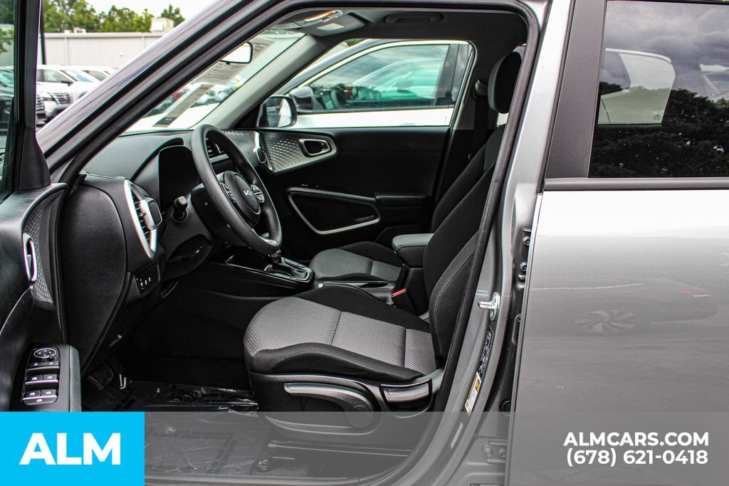 Used 2025 Kia Soul LX w/ LX Technology Package FWD image 17