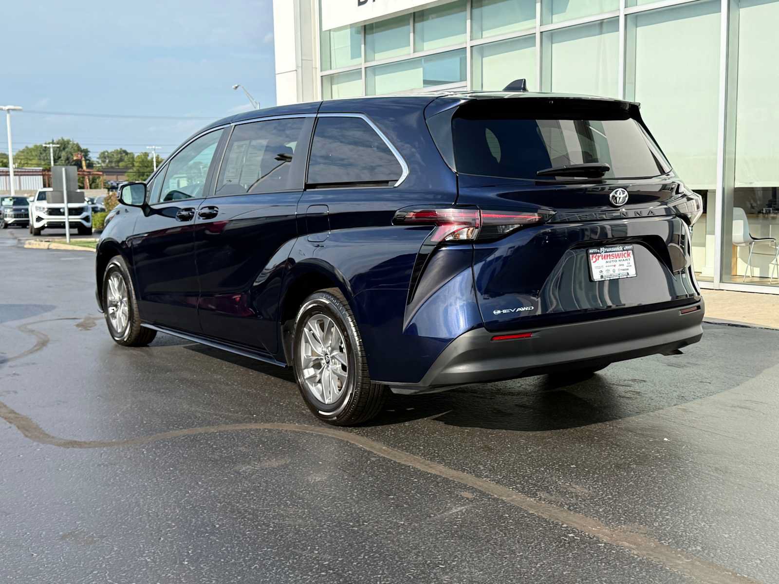 Certified 2026 Toyota Sienna LE AWD/4WD image 6
