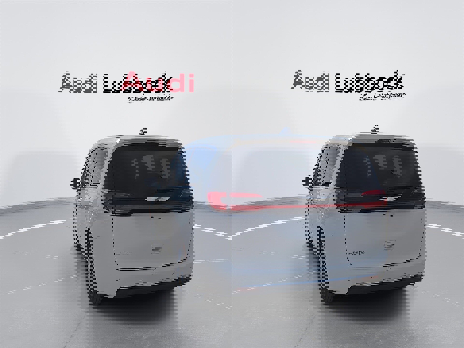 Used 2024 Chrysler Pacifica Touring-L image 7