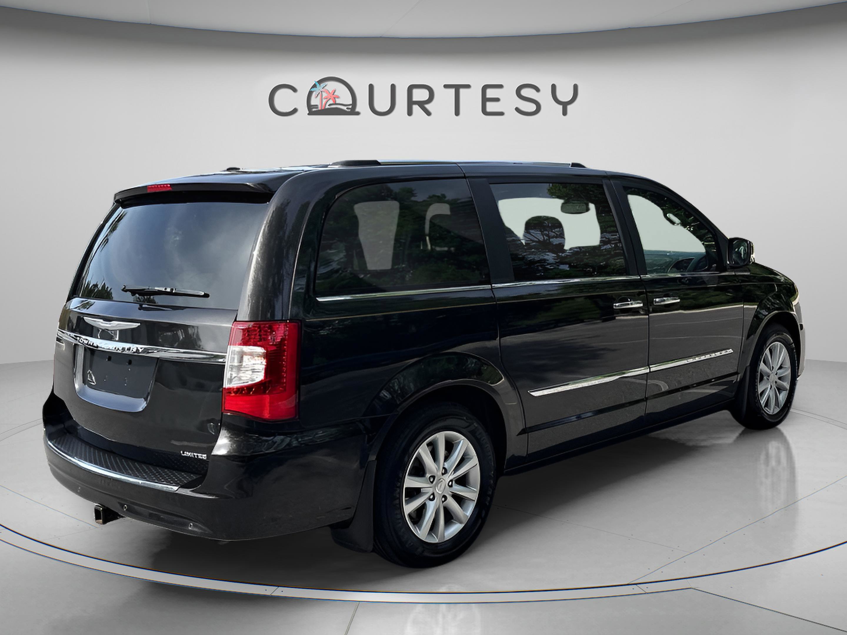 Used 2015 Chrysler Town & Country Limited Platinum FWD image 6
