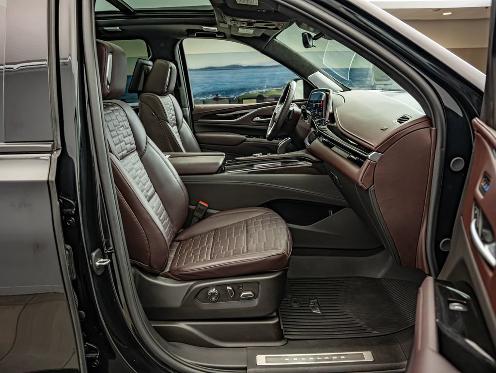 Used 2024 Cadillac Escalade Sport Platinum w/ Heavy-Duty Trailer Package AWD/4WD image 44