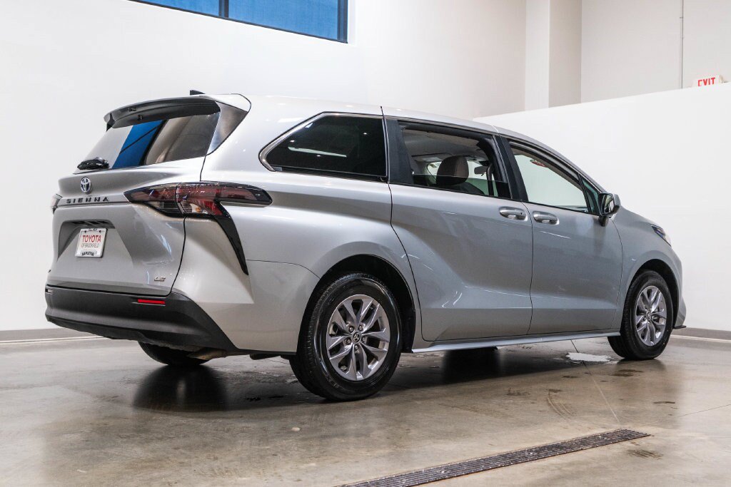 Certified 2025 Toyota Sienna LE FWD image 9