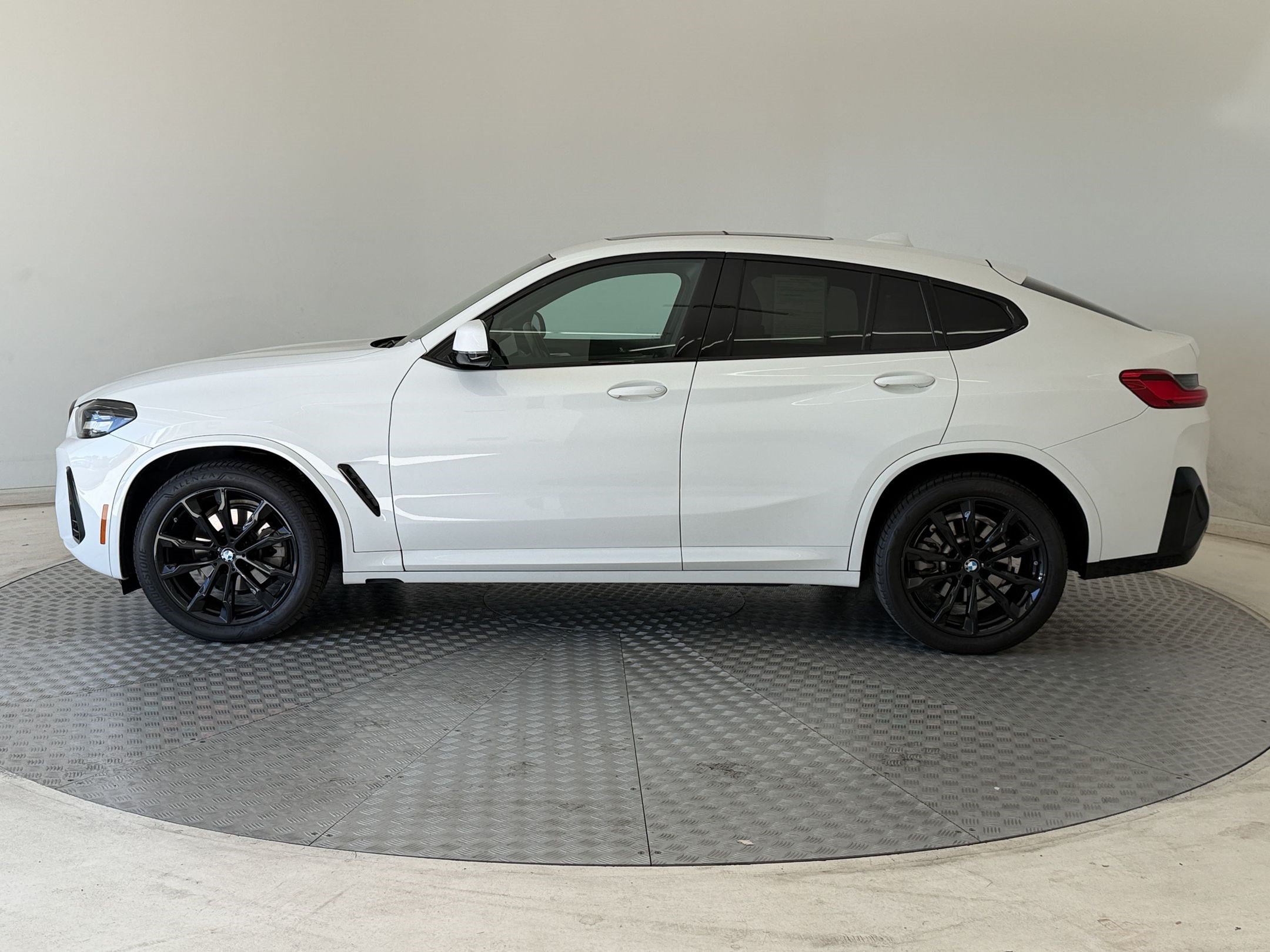 Used 2025 BMW X4 xDrive30i w/ Premium Package AWD/4WD image 2