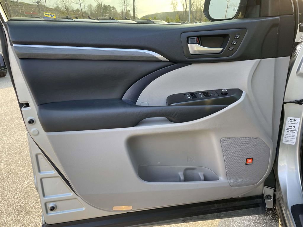 Used 2017 Toyota Highlander Limited image 6