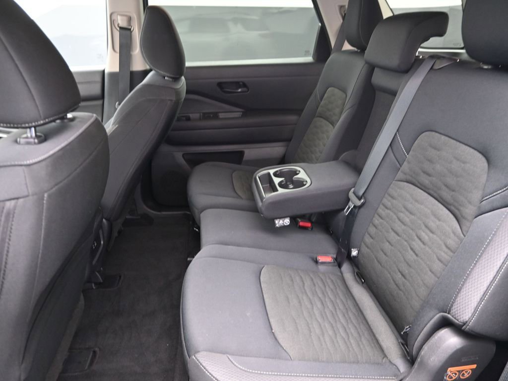 Used 2025 Nissan Pathfinder SV AWD/4WD image 16