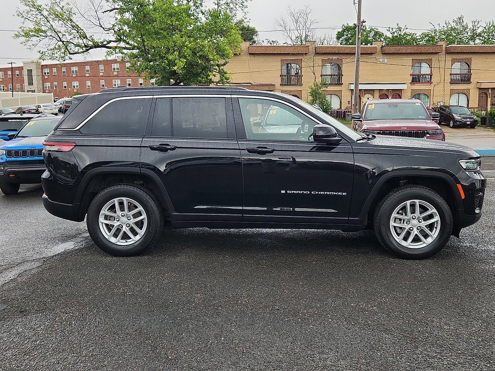 Used 2024 Jeep Grand Cherokee Laredo X w/ Luxury Tech Group I AWD/4WD image 7