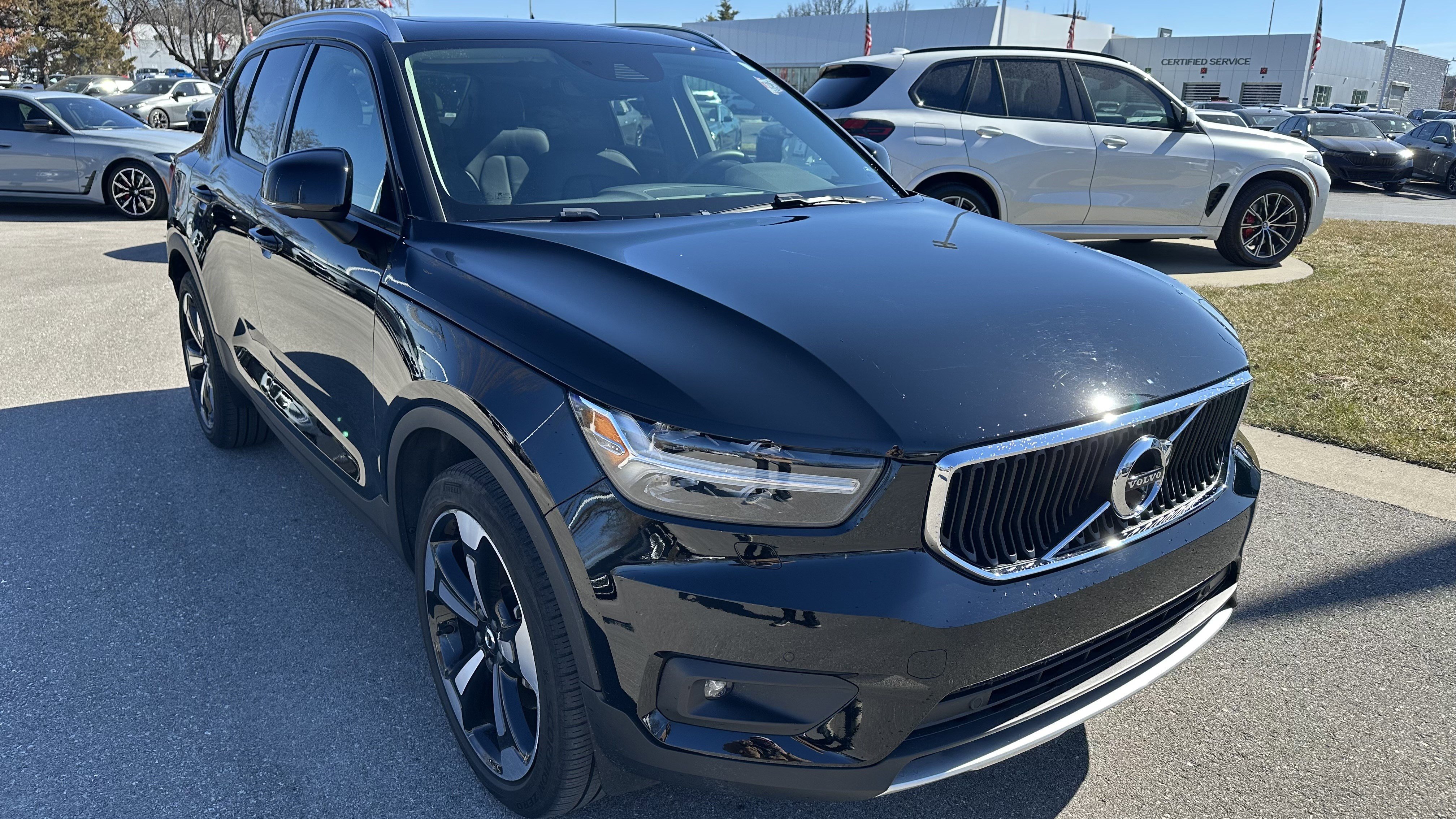 Used 2022 Volvo XC40 T5 Momentum w/ Premium Package image 2