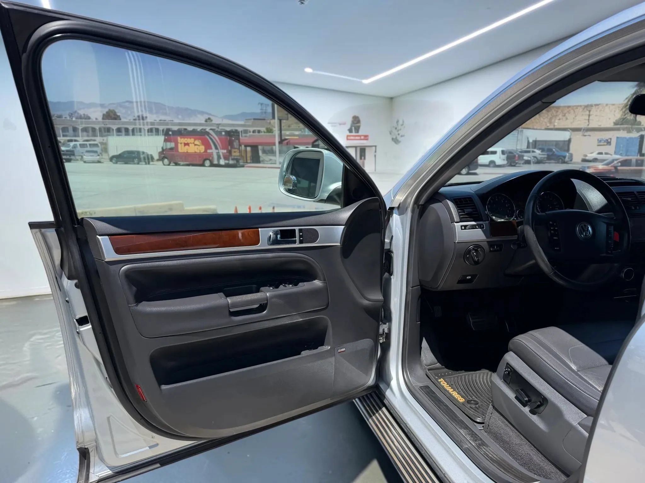 Used 2008 Volkswagen Touareg V6 AWD/4WD image 9
