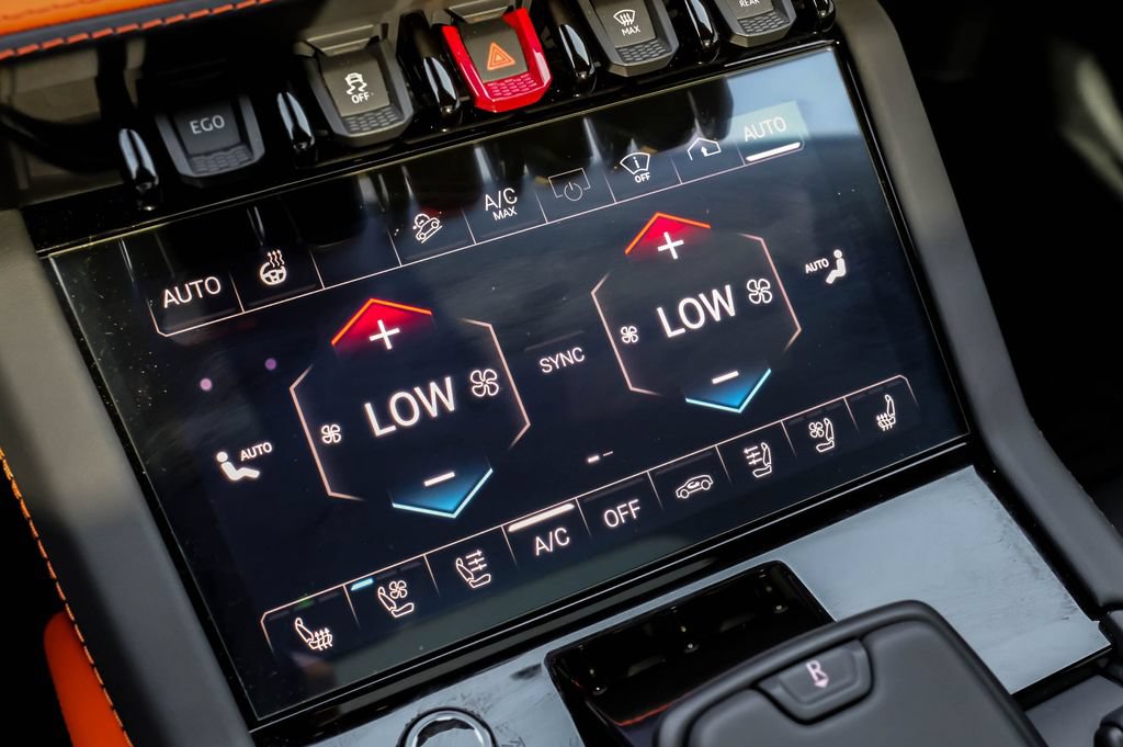 Used 2025 Lamborghini Urus SE AWD/4WD image 28