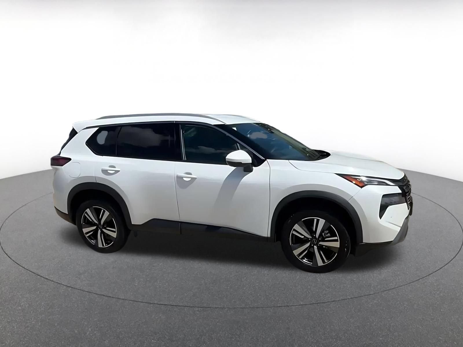 Used 2026 Nissan Rogue SL FWD image 2