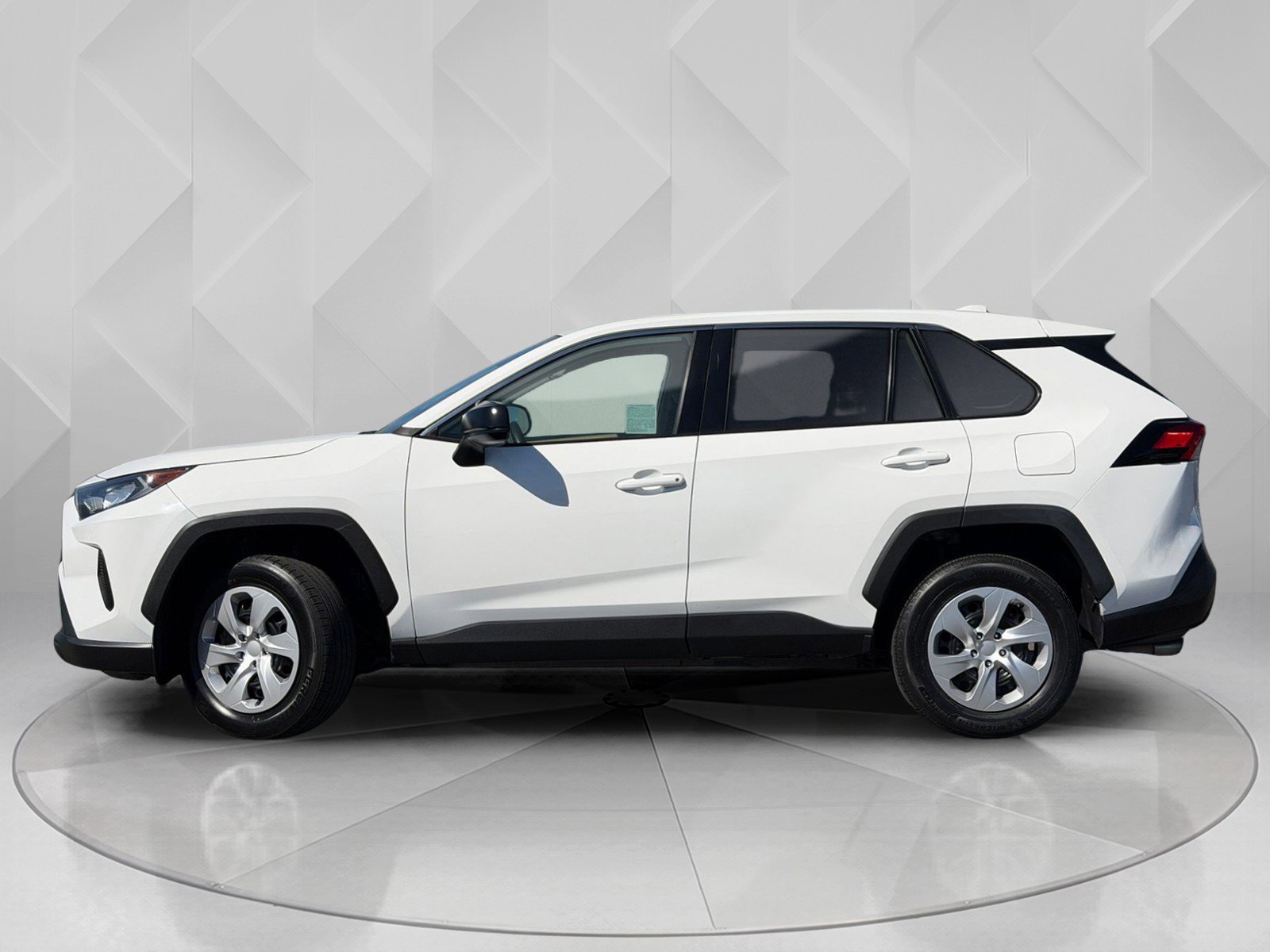 Used 2022 Toyota RAV4 LE image 2