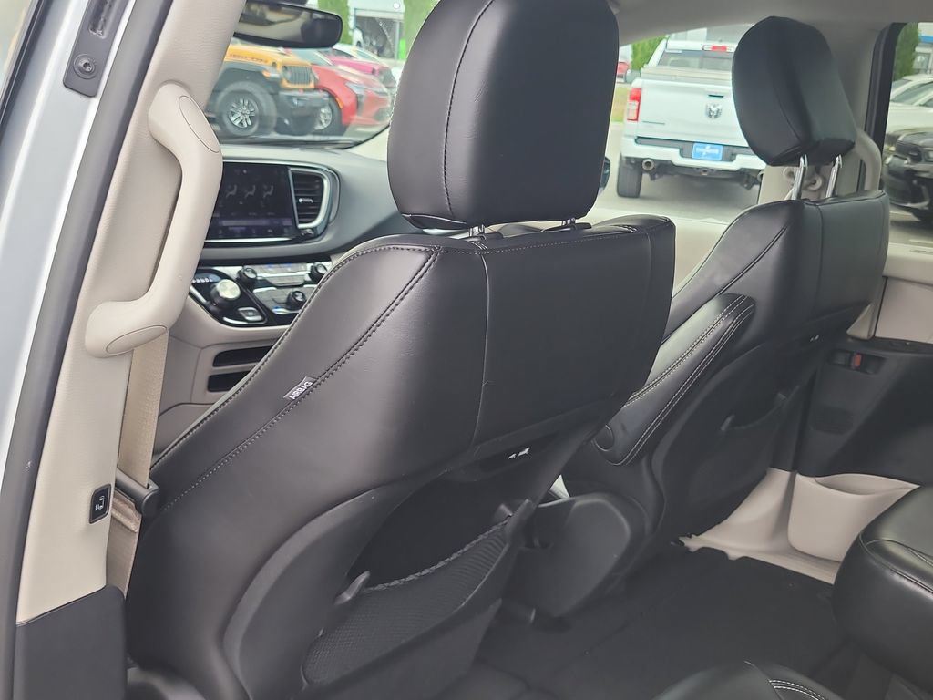 Used 2024 Chrysler Pacifica Touring-L FWD image 9