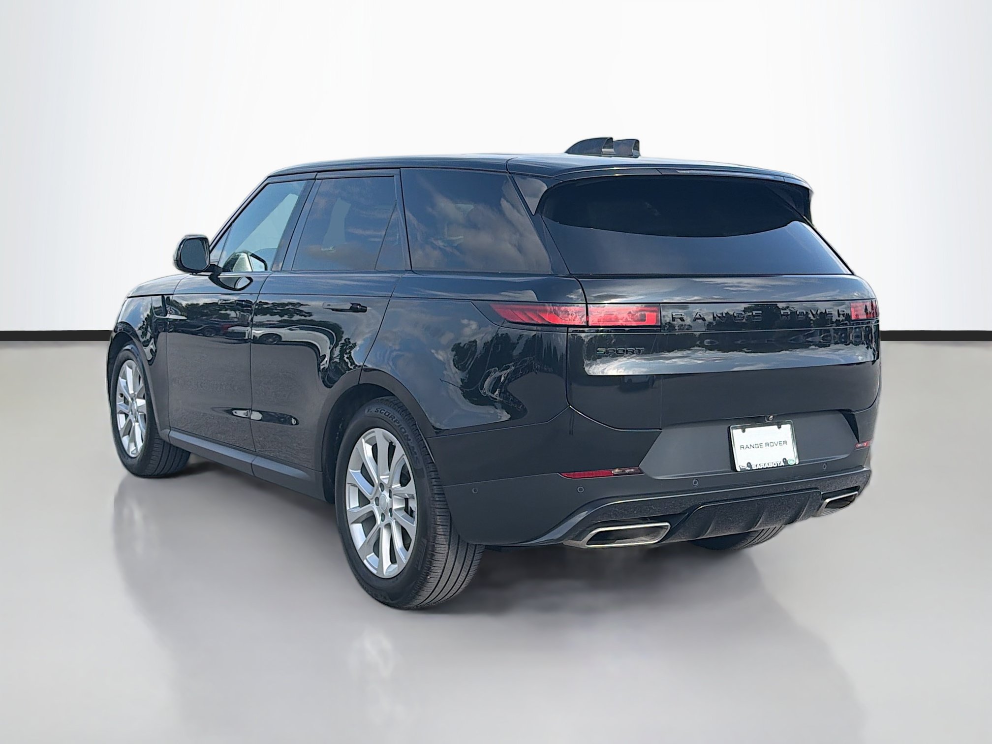 Used 2025 Land Rover Range Rover Sport SE AWD/4WD image 3