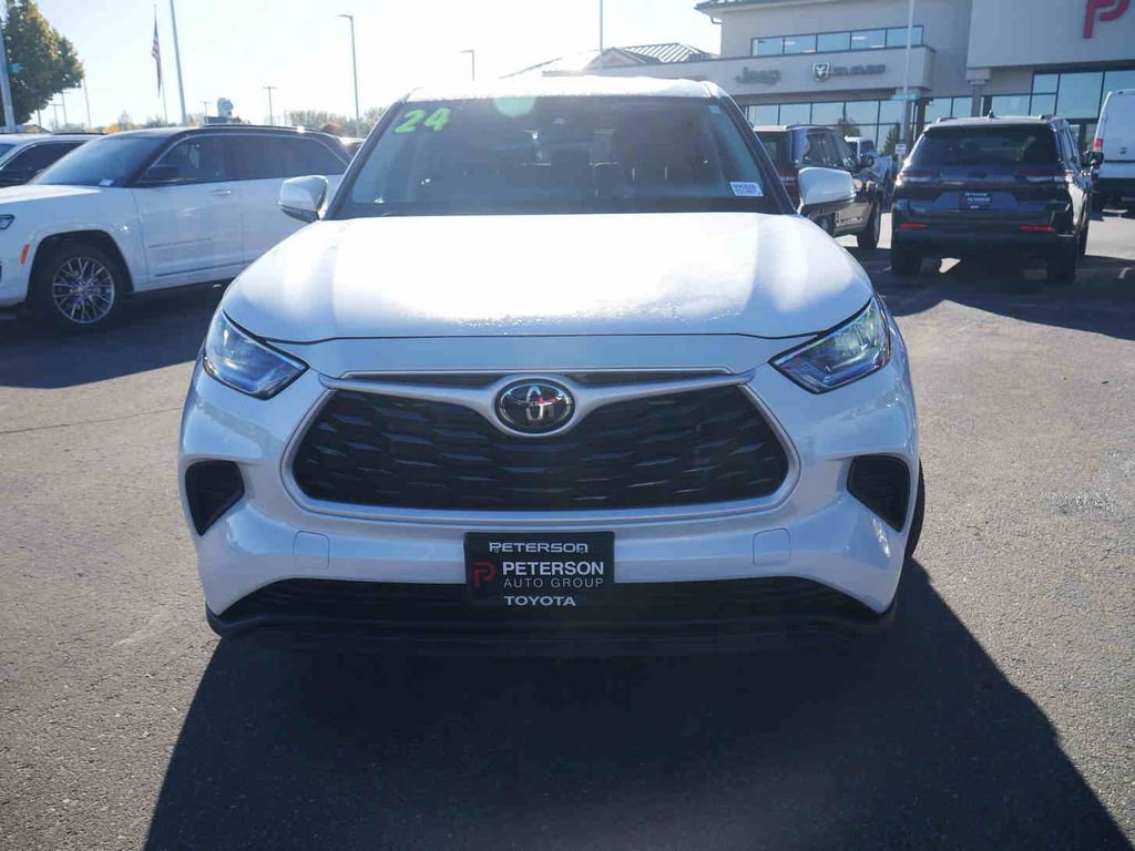Used 2024 Toyota Highlander LE image 3