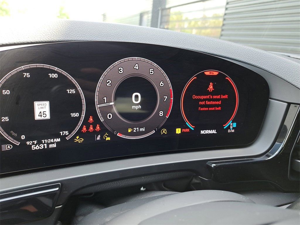 Certified 2025 Porsche Cayenne AWD/4WD image 30