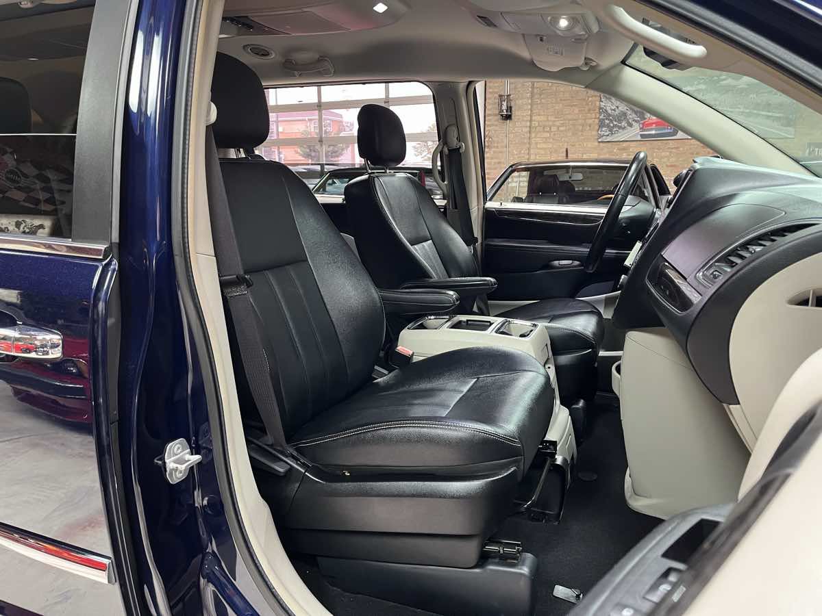 Used 2016 Chrysler Town & Country Touring w/ Driver Convenience Group FWD image 27
