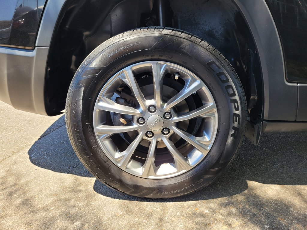 Used 2019 Jeep Cherokee Latitude Plus w/ Comfort/Convenience Group FWD image 38