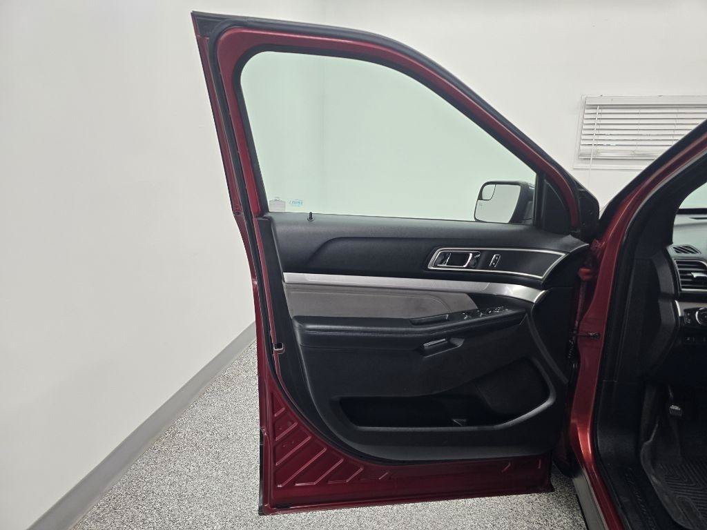 Used 2017 Ford Explorer XLT w/ Equipment Group 202A FWD image 26