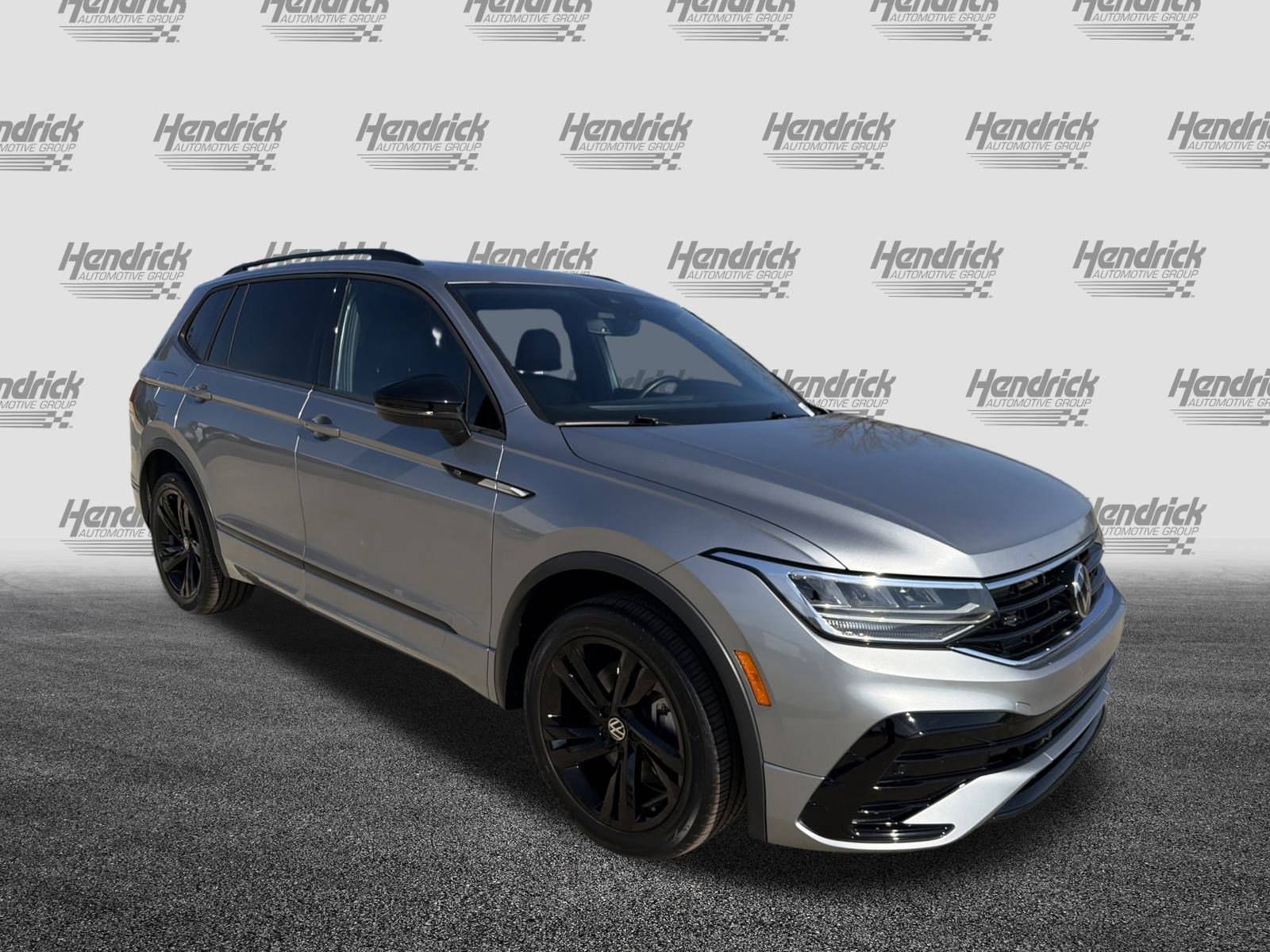 Used 2023 Volkswagen Tiguan SE R-Line image 2