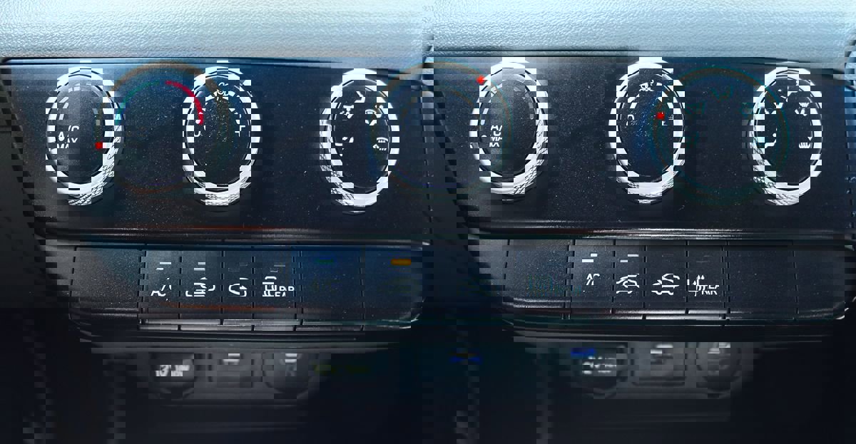 Used 2024 Hyundai Elantra SE image 44