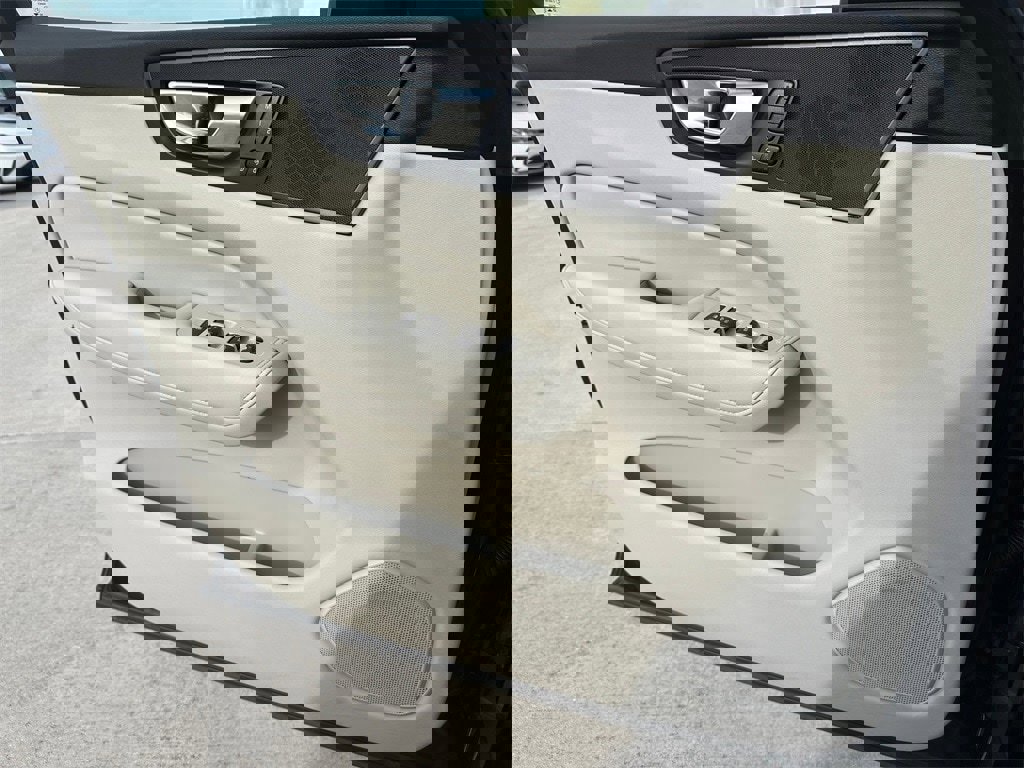 Used 2023 Volvo XC60 T8 Plus image 20