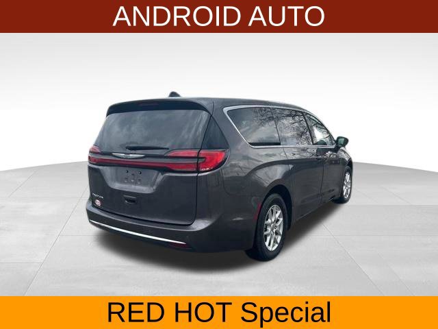 Used 2023 Chrysler Pacifica Touring-L FWD image 7