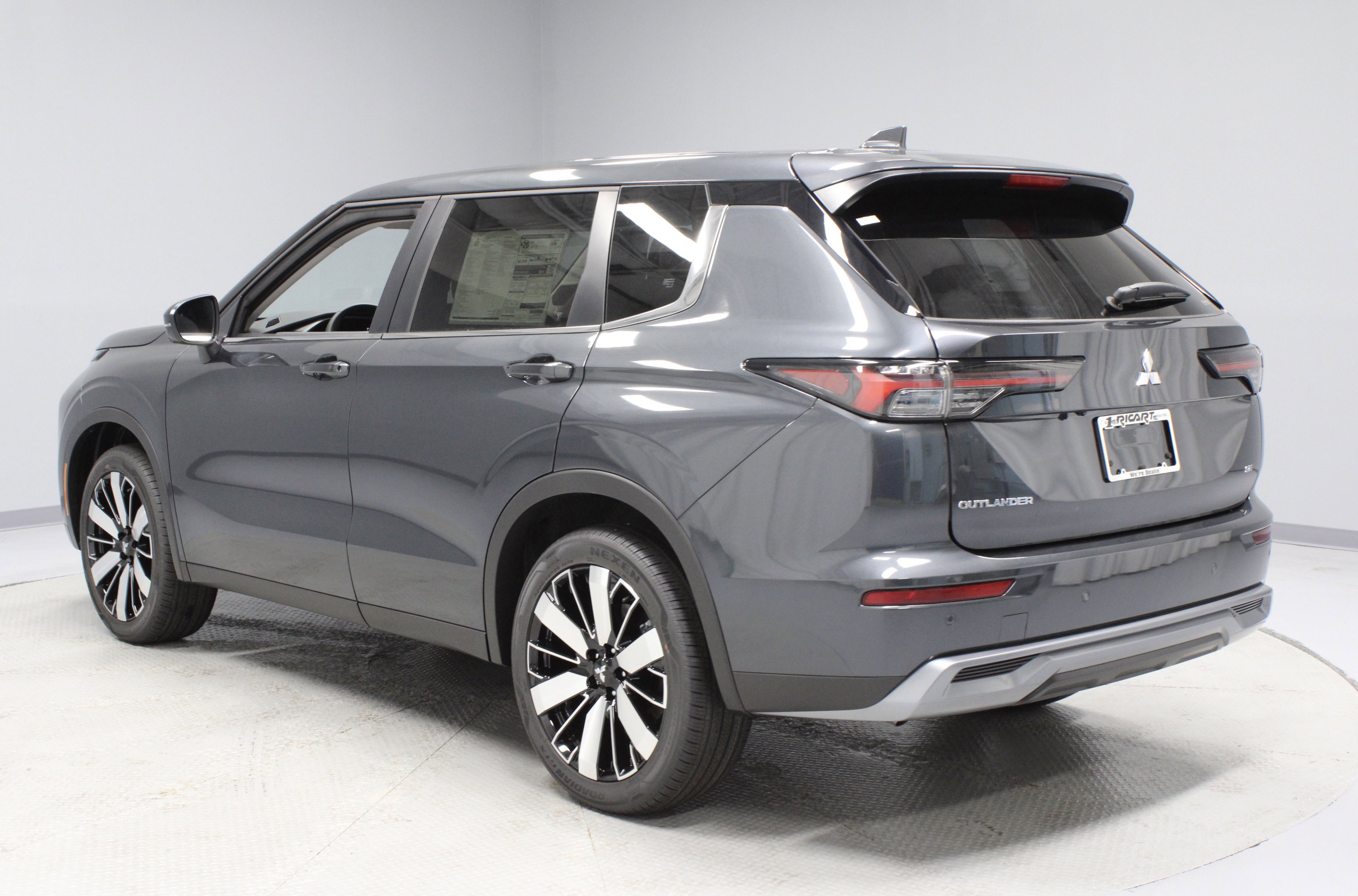 New 2025 Mitsubishi Outlander SE image 7