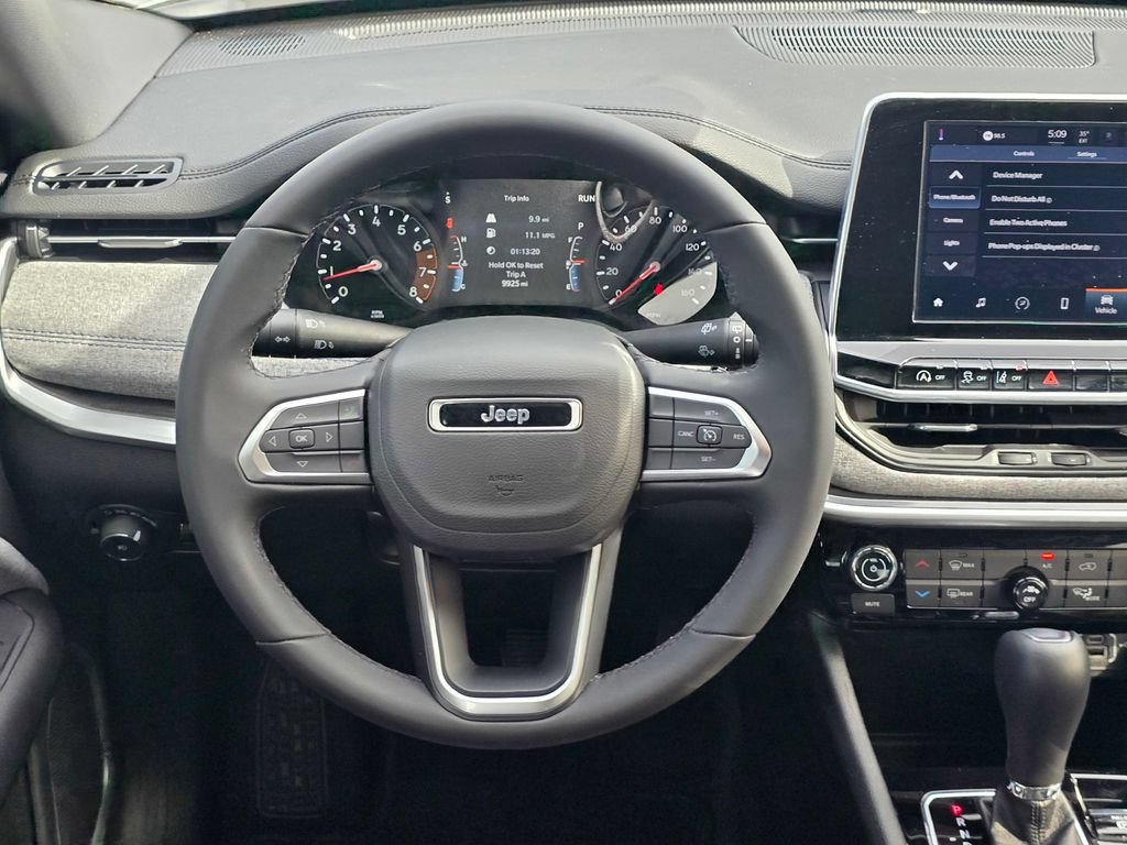 Used 2025 Jeep Compass Latitude AWD/4WD image 16
