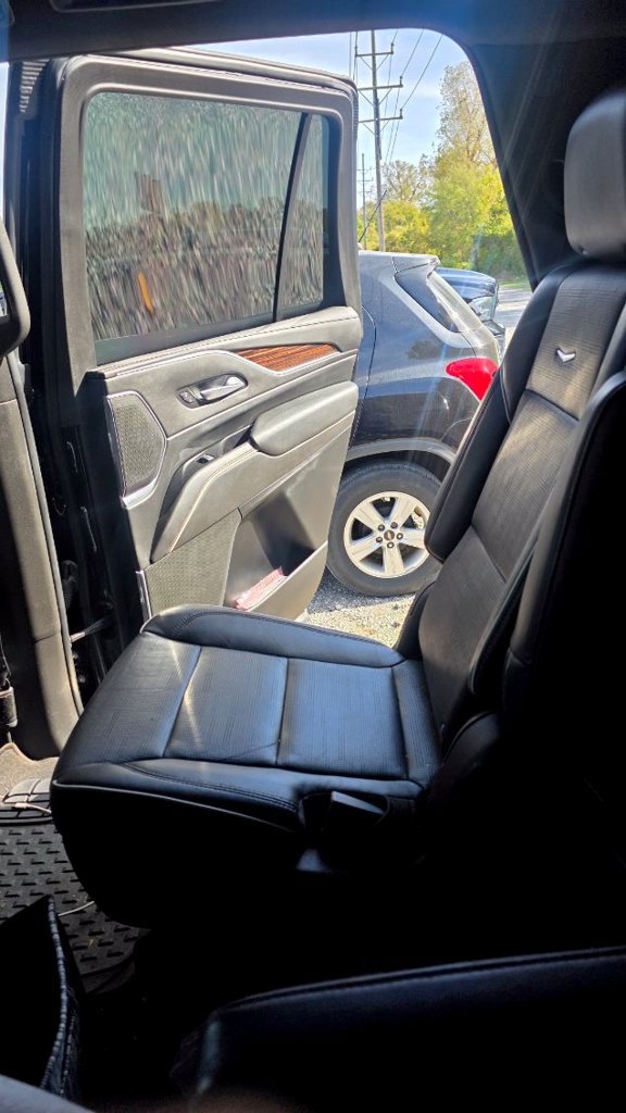 Used 2021 Cadillac Escalade Premium Luxury AWD/4WD image 7