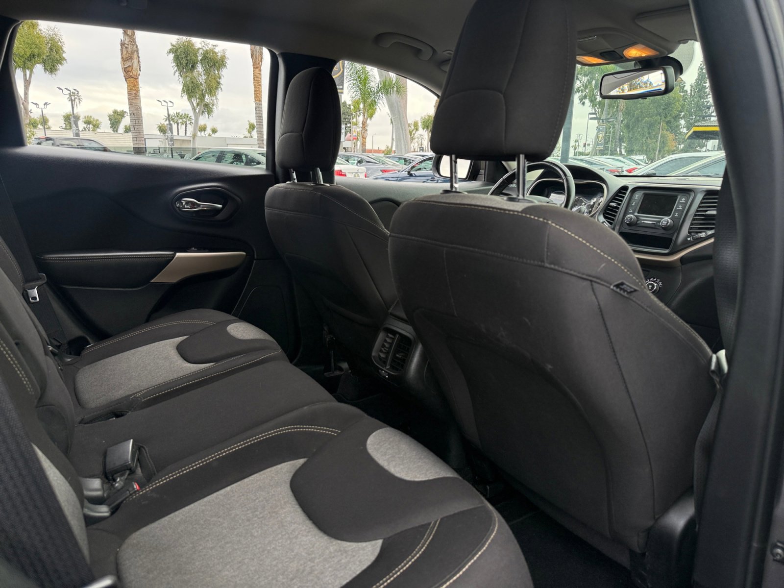 Used 2018 Jeep Cherokee Latitude w/ Altitude Package image 18