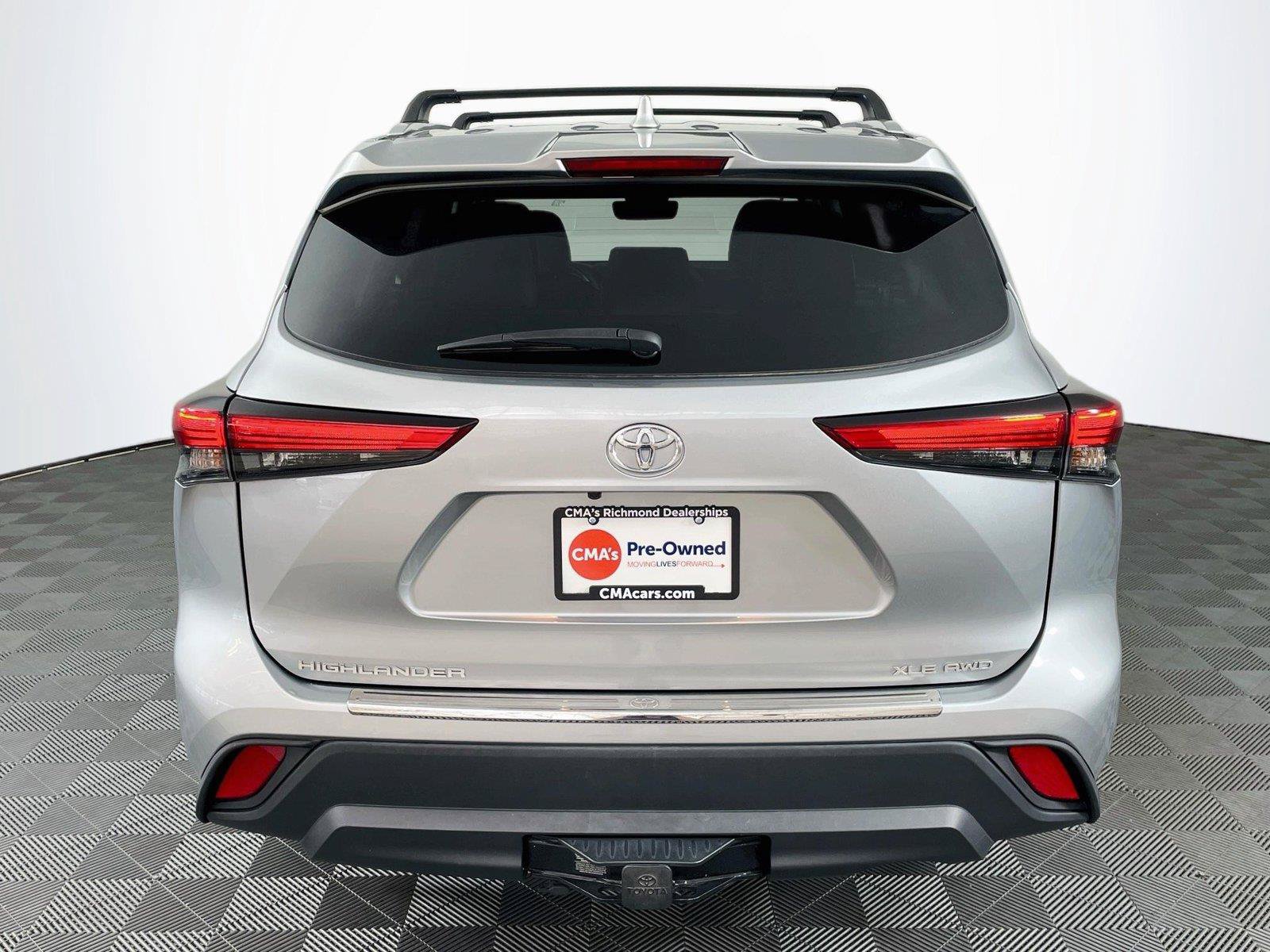 Used 2022 Toyota Highlander XLE AWD/4WD image 7