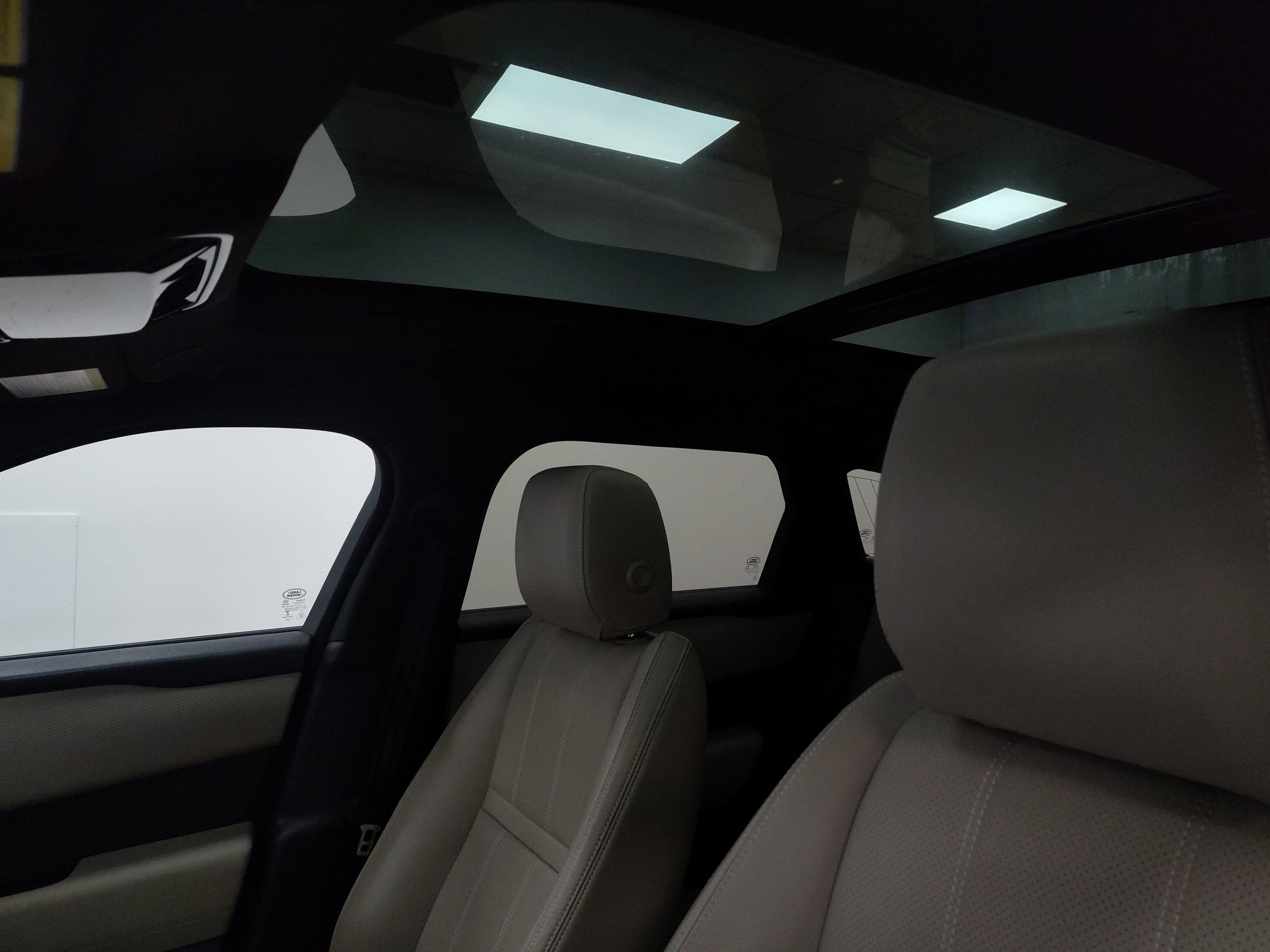 Used 2023 Land Rover Range Rover Velar R-Dynamic S image 17