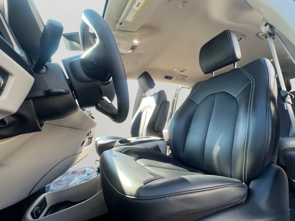 Used 2024 Chrysler Pacifica Limited FWD image 24