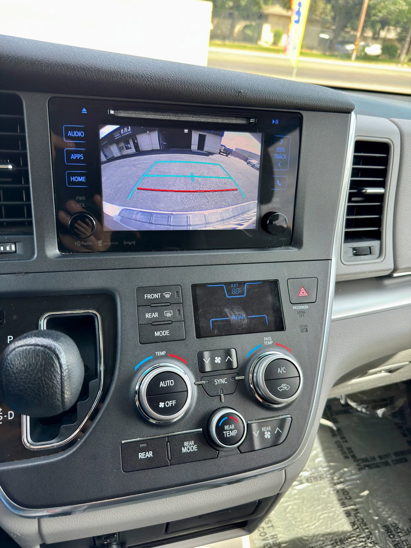 Used 2017 Toyota Sienna LE image 8