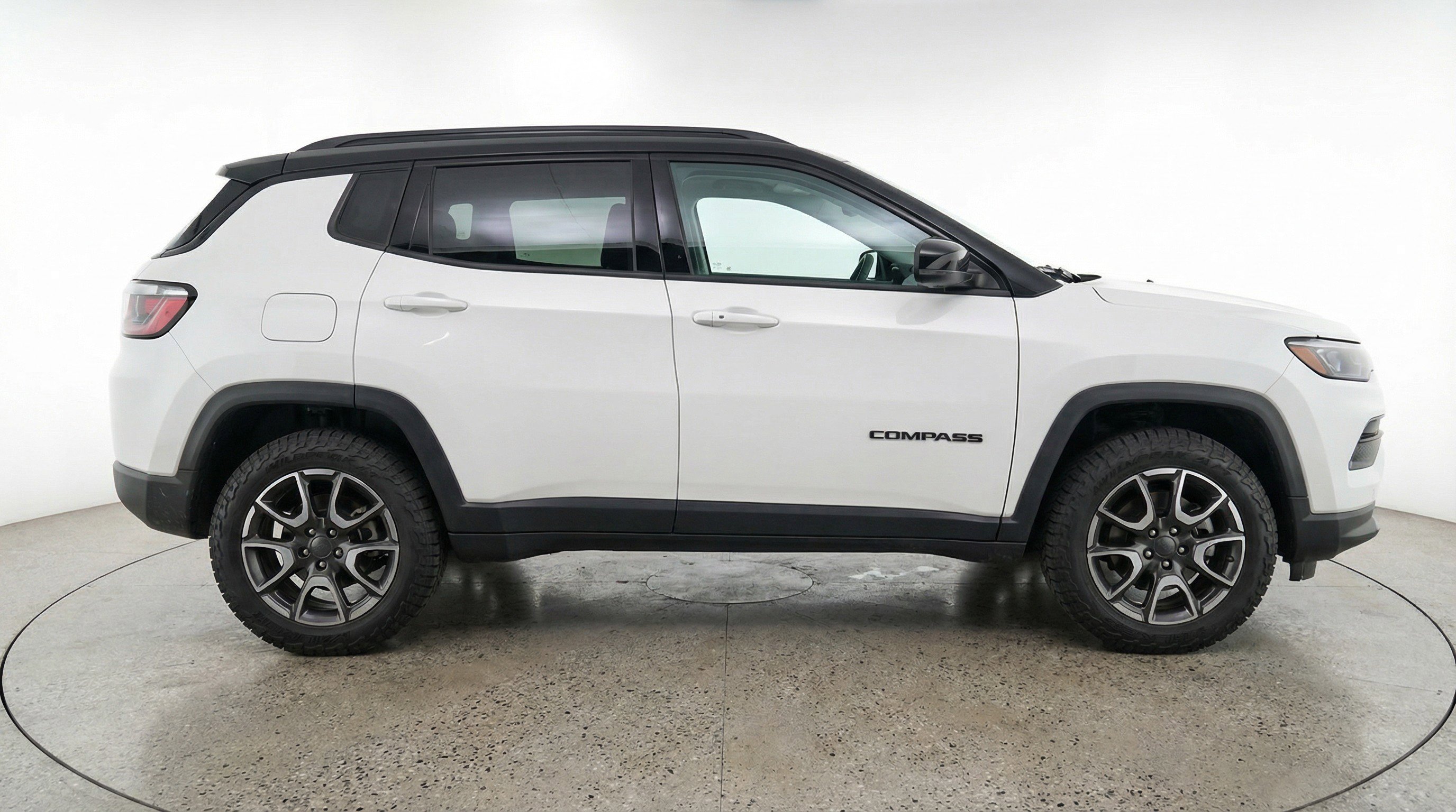 Used 2025 Jeep Compass Trailhawk w/ Trailer Tow Group AWD/4WD image 11
