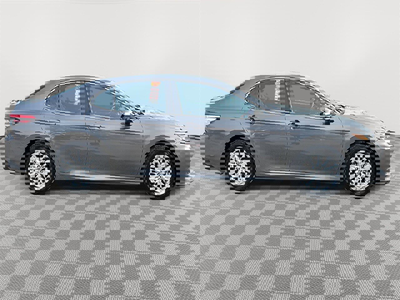 Used 2018 Toyota Camry LE image 4