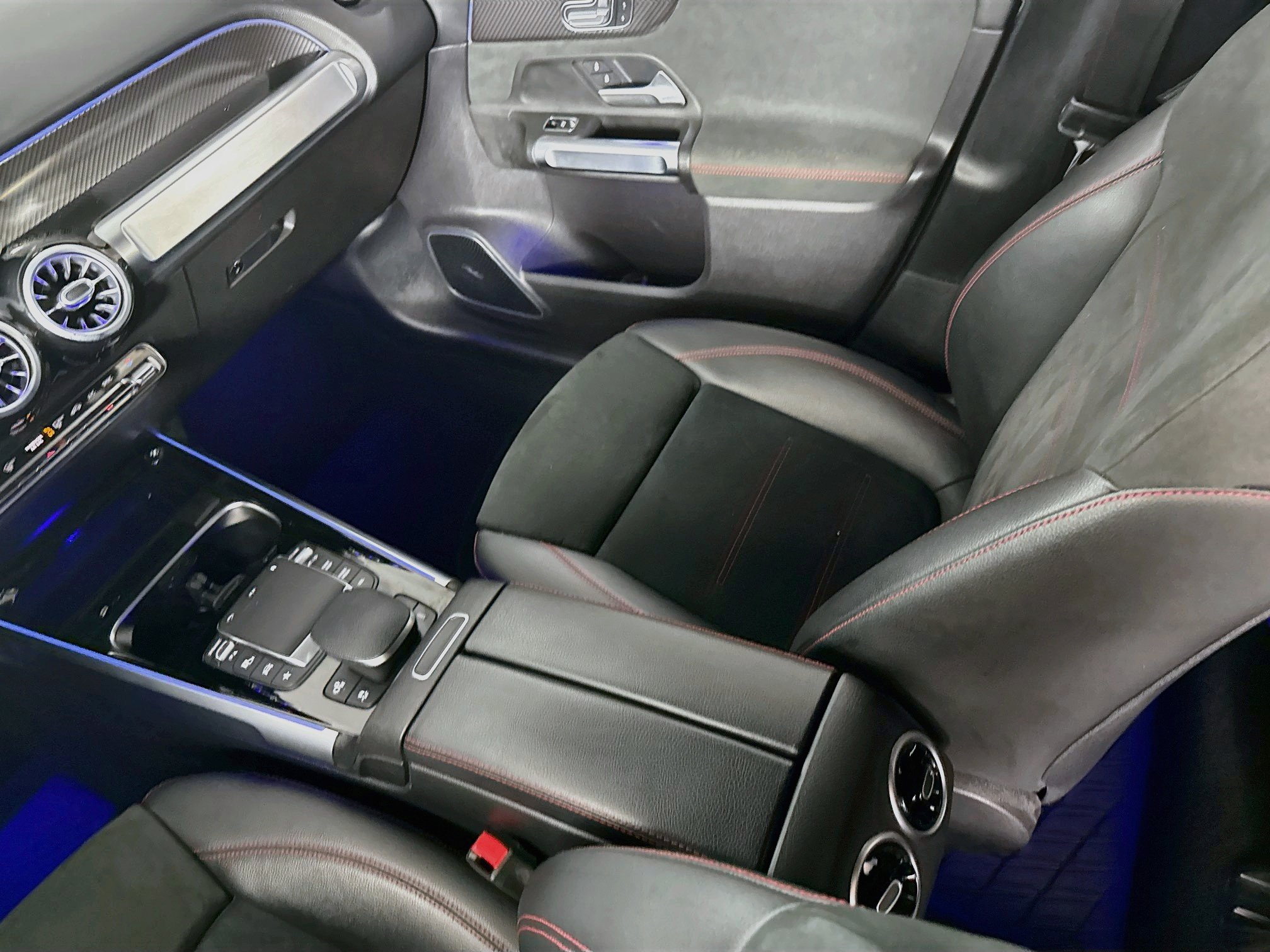 Used 2021 Mercedes-Benz GLB 35 AMG 4MATIC image 28