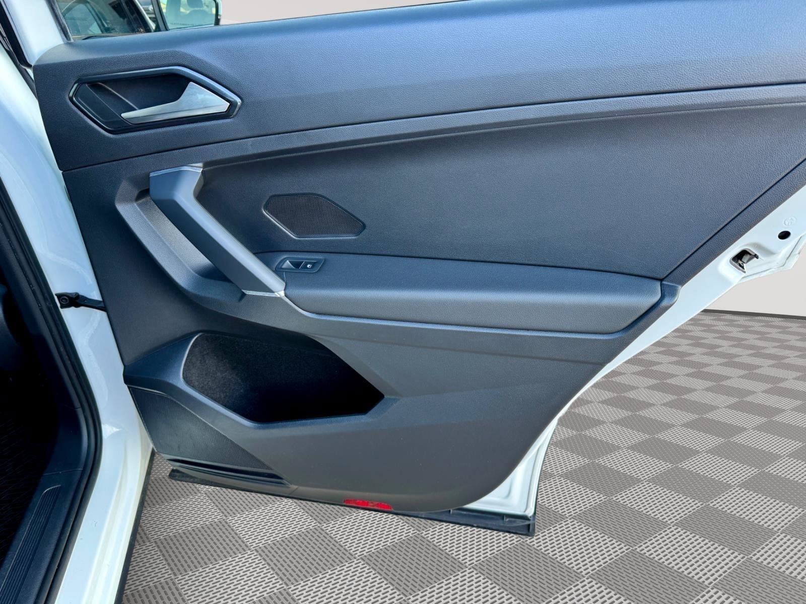 Used 2018 Volkswagen Tiguan SE image 28