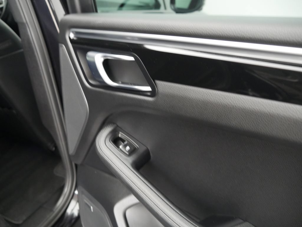 Certified 2018 Porsche Macan Sport Edition AWD/4WD image 26