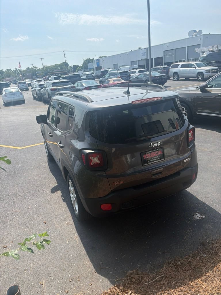 Used 2018 Jeep Renegade Latitude w/ UConnect 8.4 Nav Group FWD image 8