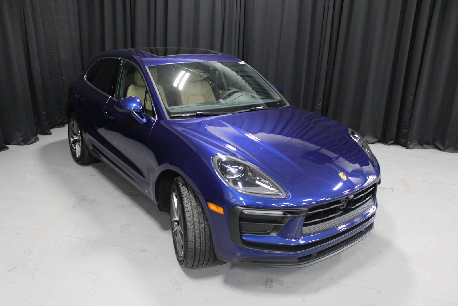 Certified 2025 Porsche Macan AWD/4WD image 14