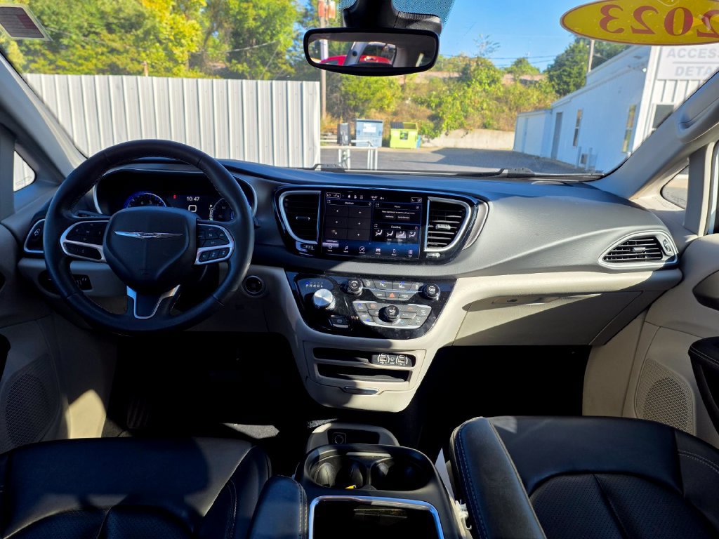 Used 2023 Chrysler Pacifica Touring-L FWD image 28