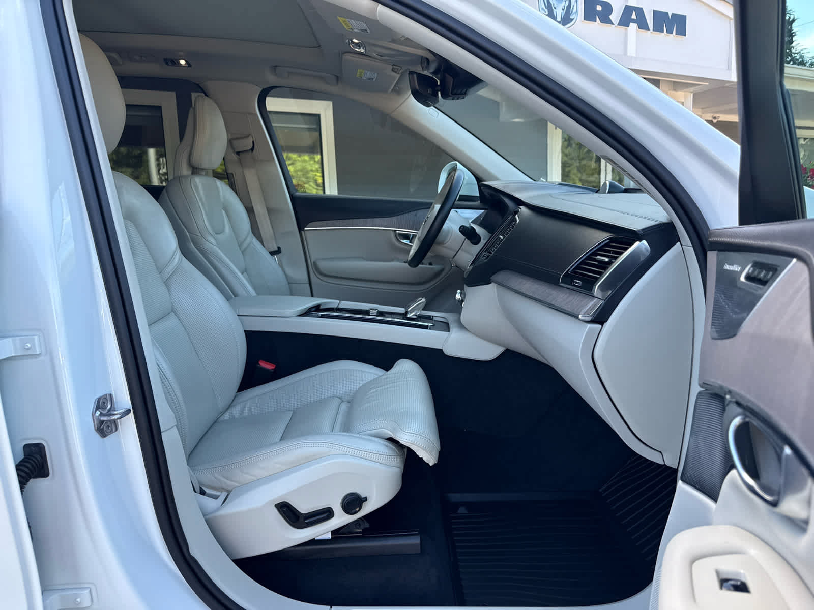 Used 2022 Volvo XC90 T8 Inscription w/ Advanced Package AWD/4WD image 15