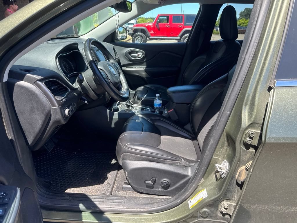 Used 2019 Jeep Cherokee Latitude Plus w/ Comfort/Convenience Group AWD/4WD image 12