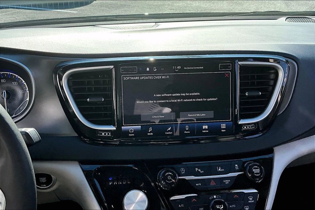 Used 2024 Chrysler Pacifica Touring-L image 9