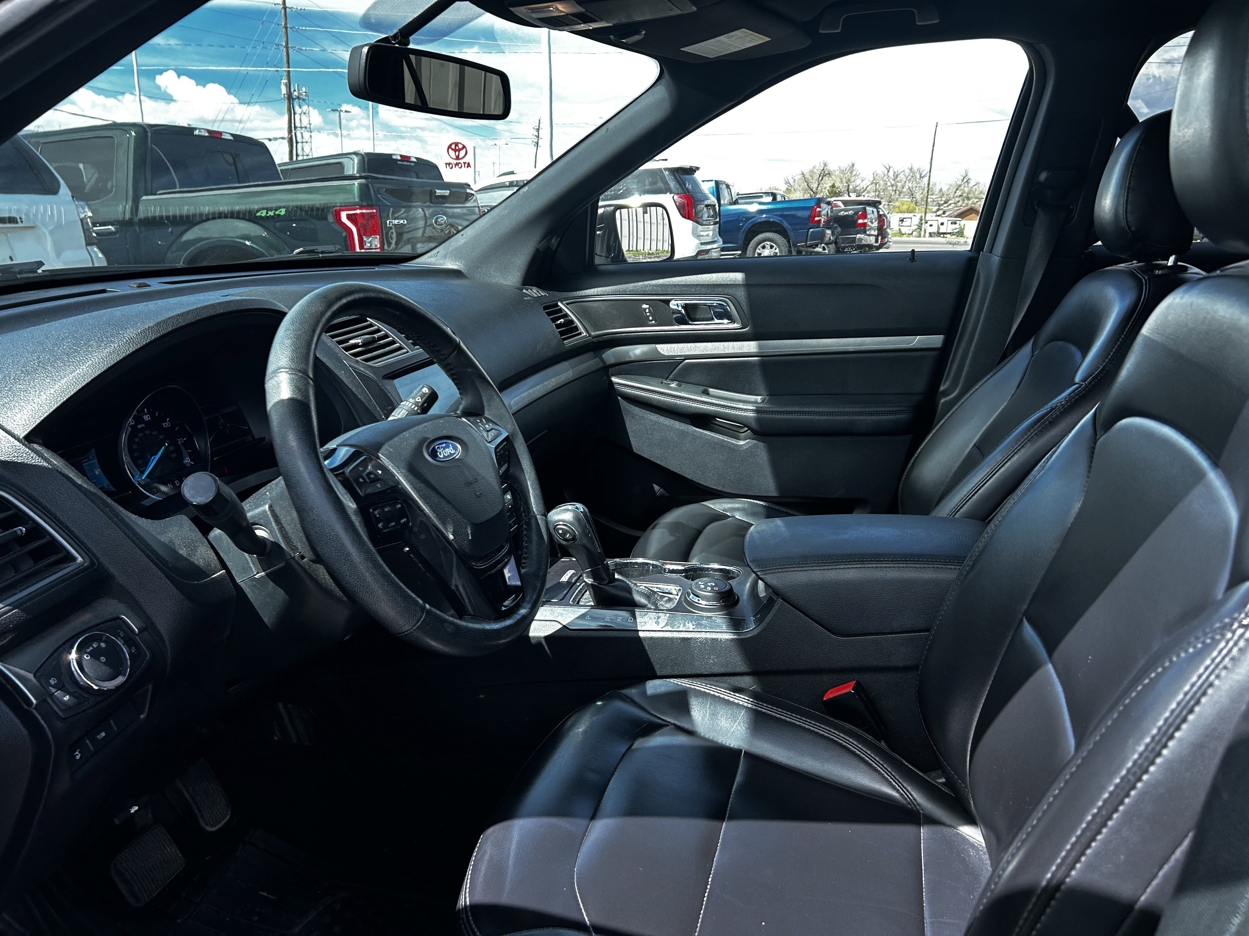 Used 2019 Ford Explorer XLT w/ Equipment Group 202A AWD/4WD image 9