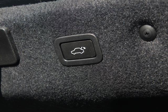 Used 2022 Jaguar XF R-Dynamic SE image 13