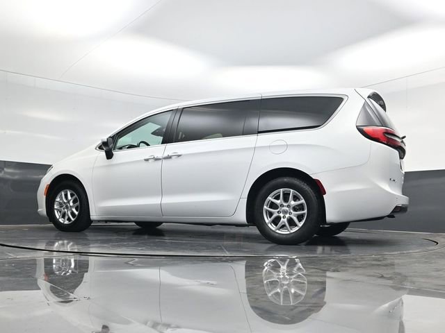 Used 2023 Chrysler Pacifica Touring-L image 50