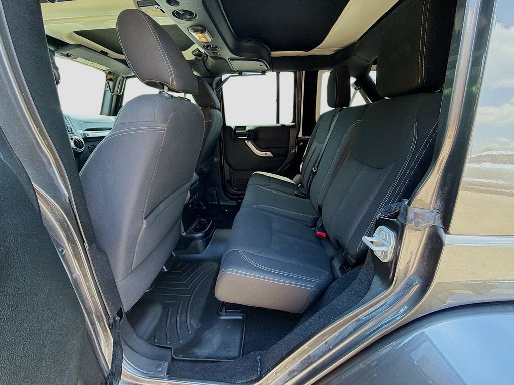 Used 2017 Jeep Wrangler Unlimited Sahara w/ Connectivity Group AWD/4WD image 19