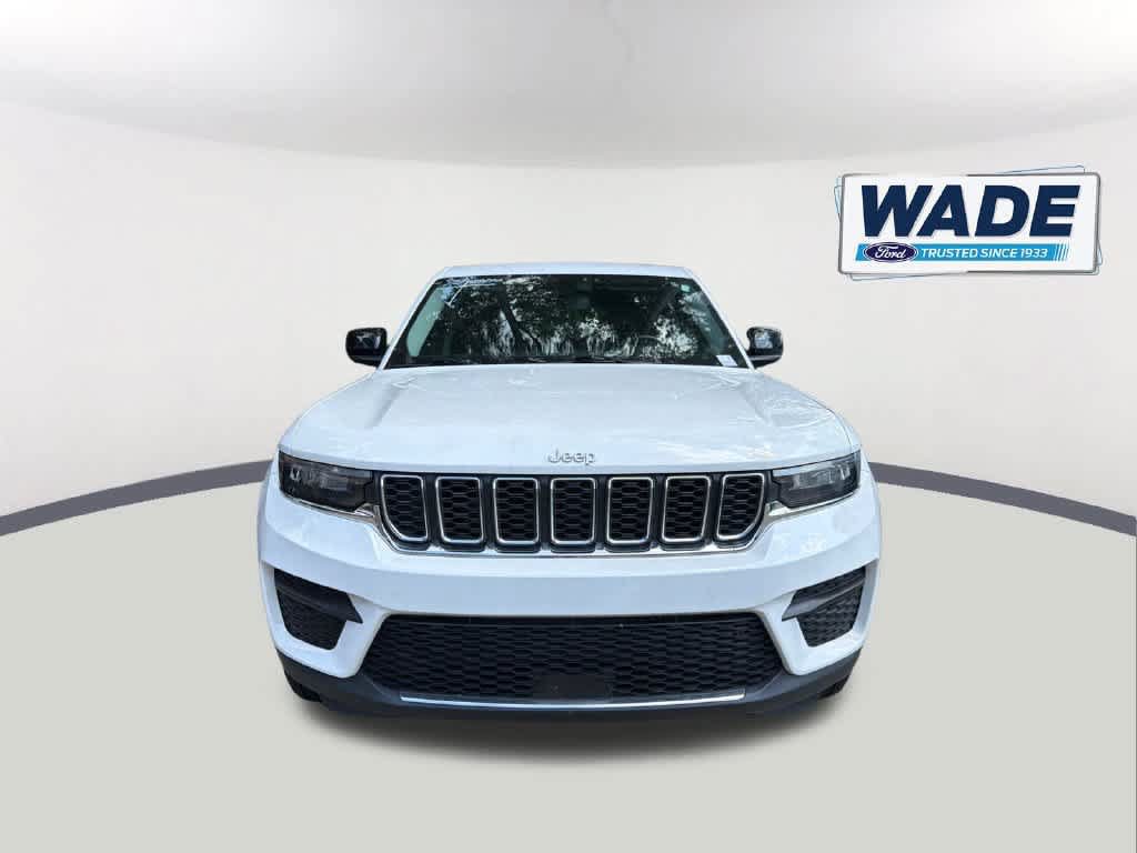 Used 2022 Jeep Grand Cherokee Laredo w/ Luxury Tech Group I AWD/4WD image 2
